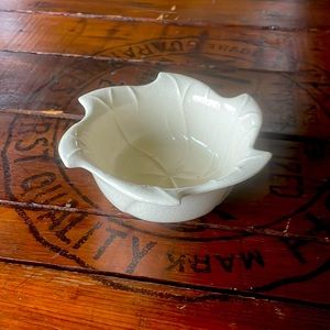 Small‎ Leaf Pottery Bowl made in USA/numbered